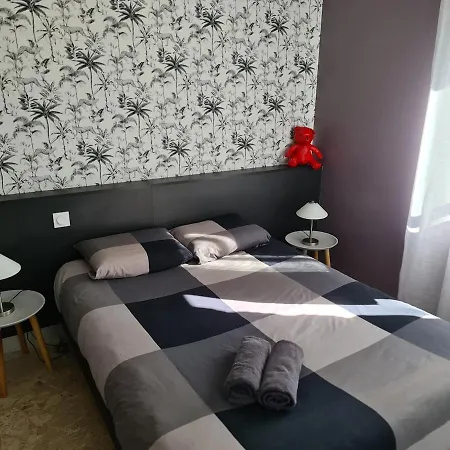 Bedroom With Breakfast Dining Area And Shower Apartamento Parthenay